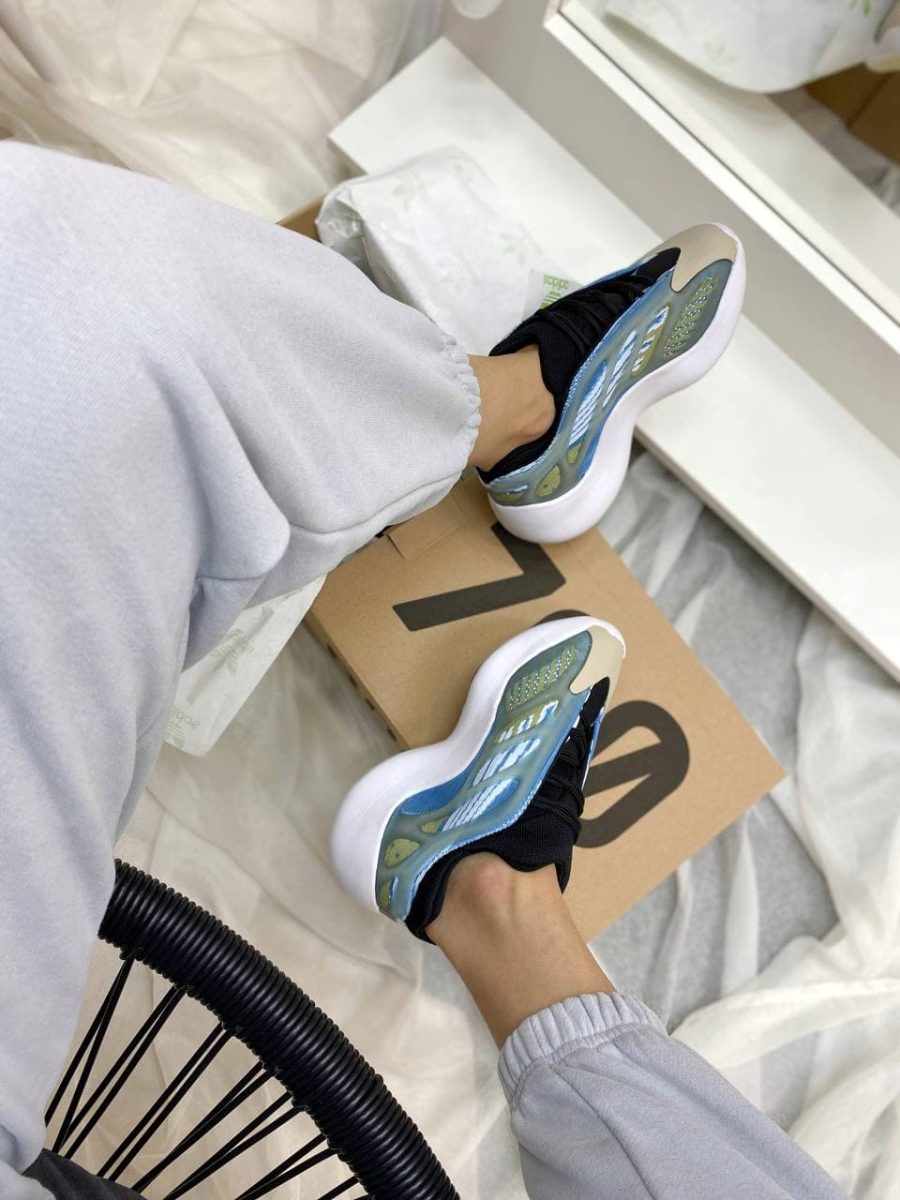 Кросівки Adidas Yeezy Boost 700 V3 Arzareth
