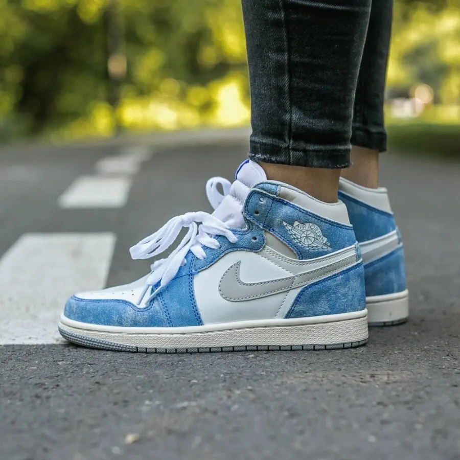 Кросівки Nike Air Jordan 1 Retro High OG Hyper Royal