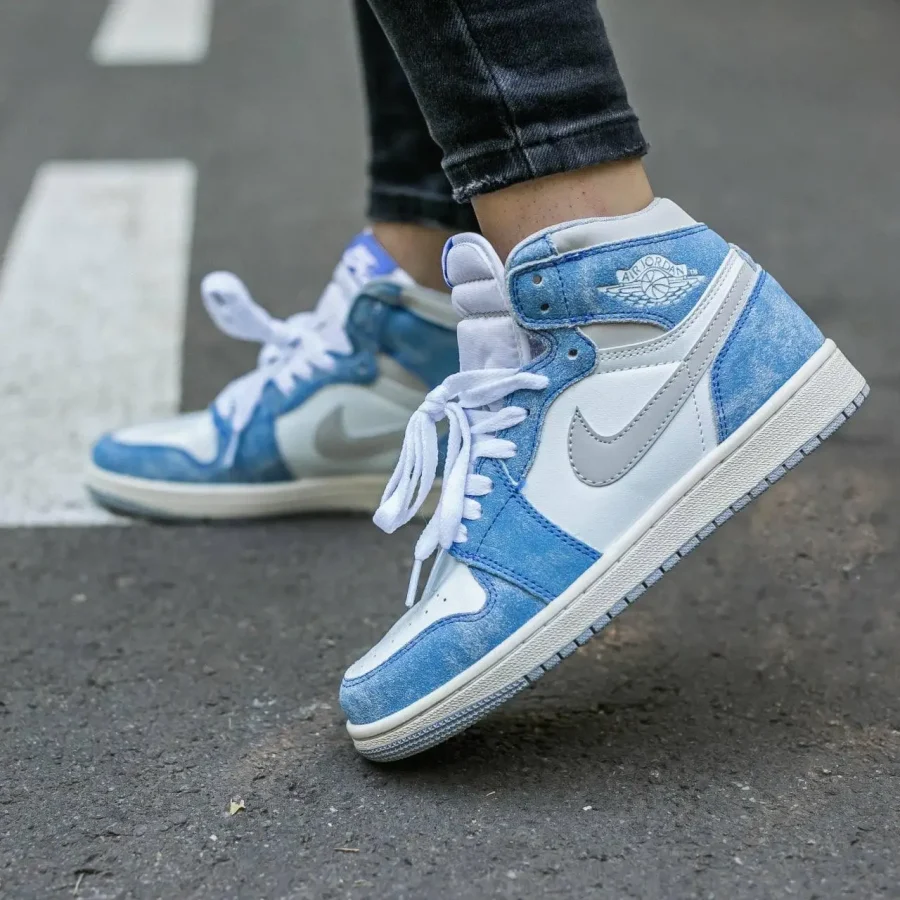 Кросівки Nike Air Jordan 1 Retro High OG Hyper Royal
