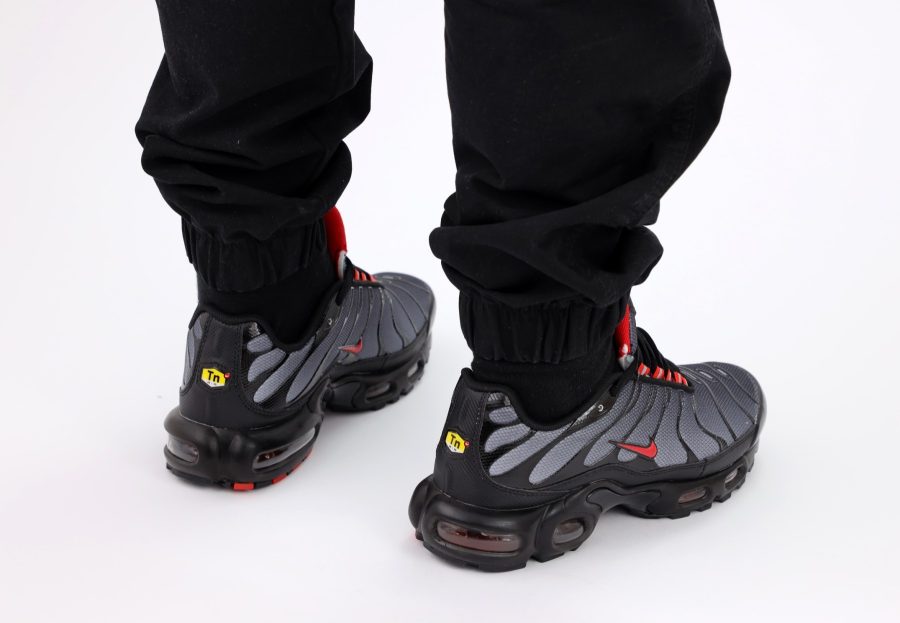 Кроссовки Nike Air Max Plus TN Black/University Red – Wolf Grey