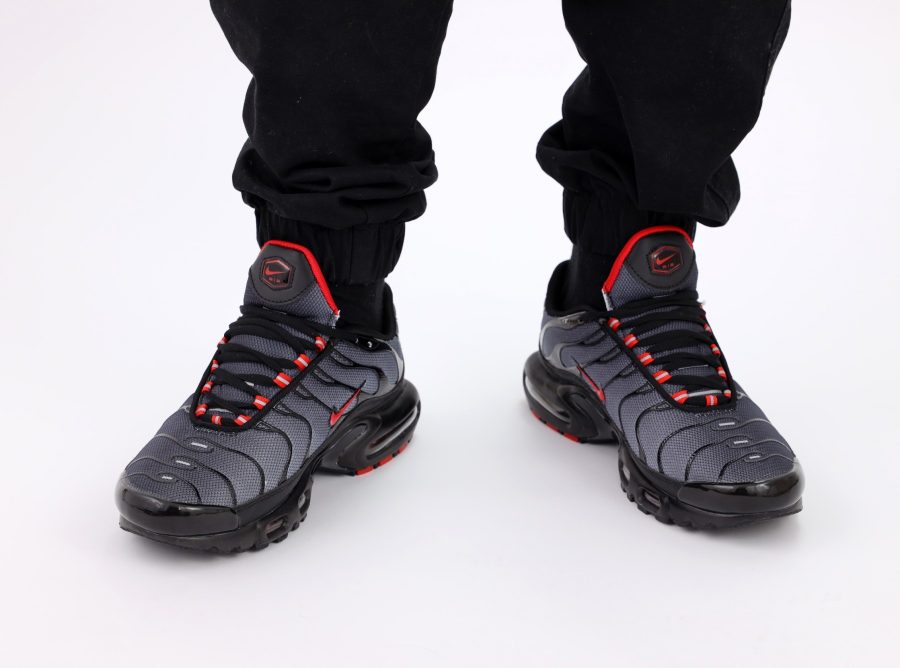 Кроссовки Nike Air Max Plus TN Black/University Red – Wolf Grey
