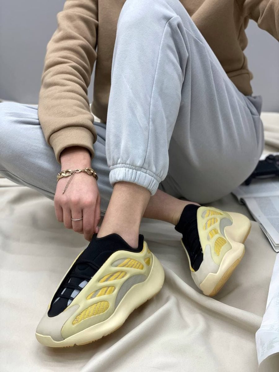 Кроссовки Adidas Yeezy Boost 700 V3 Safflower