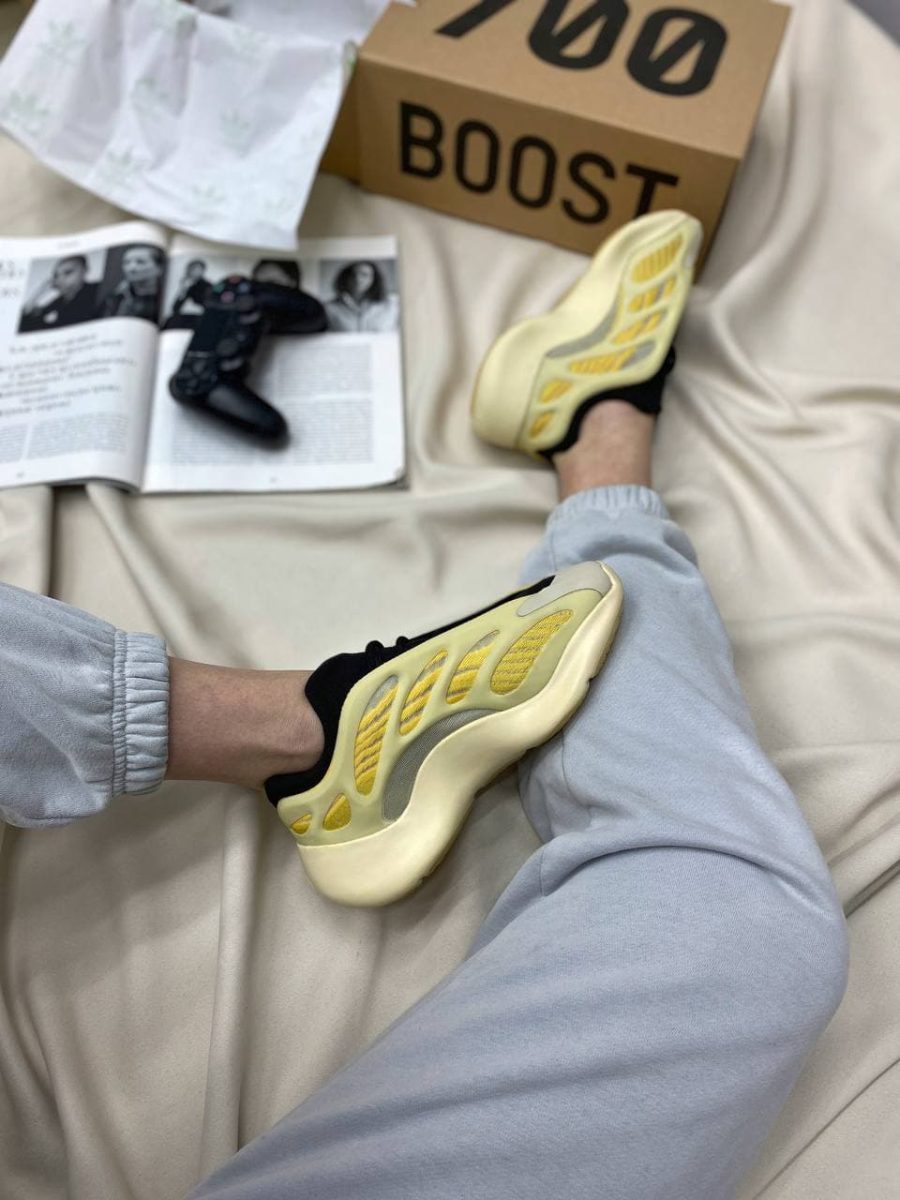Кроссовки Adidas Yeezy Boost 700 V3 Safflower