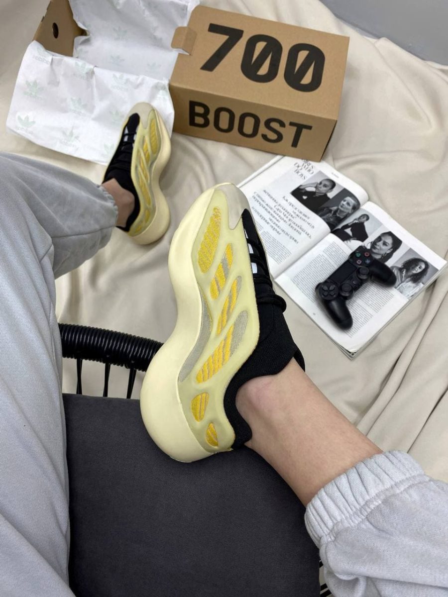 Кроссовки Adidas Yeezy Boost 700 V3 Safflower