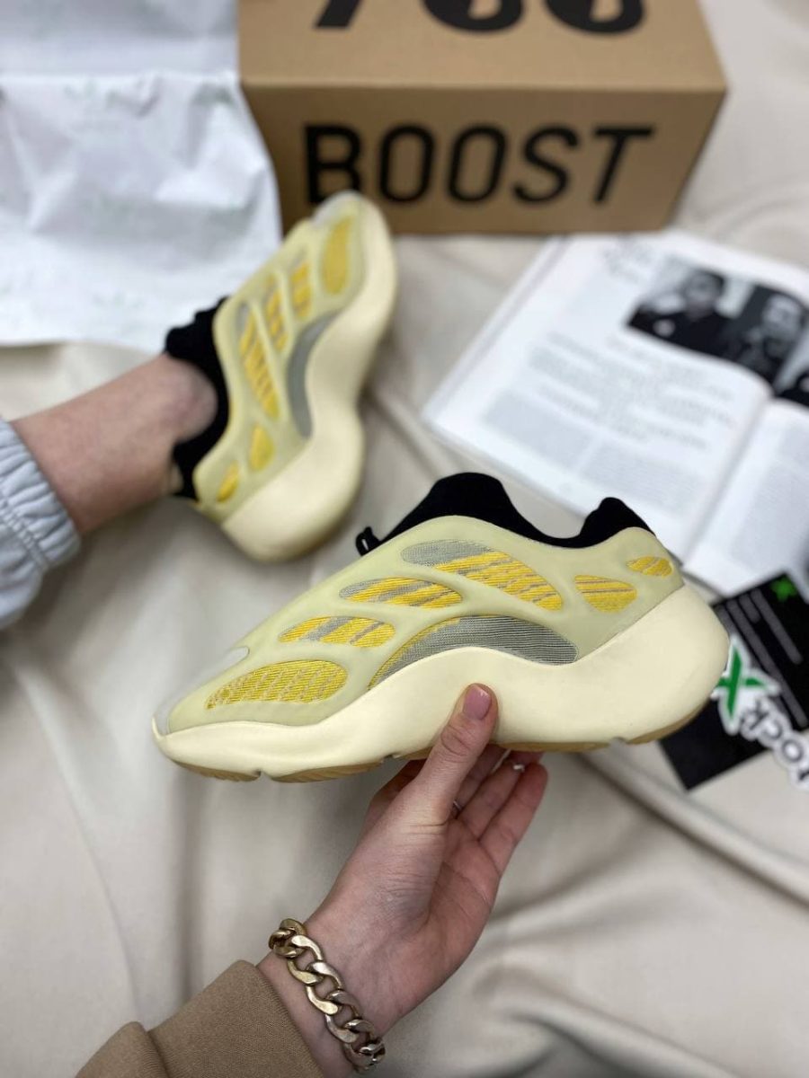 Кроссовки Adidas Yeezy Boost 700 V3 Safflower