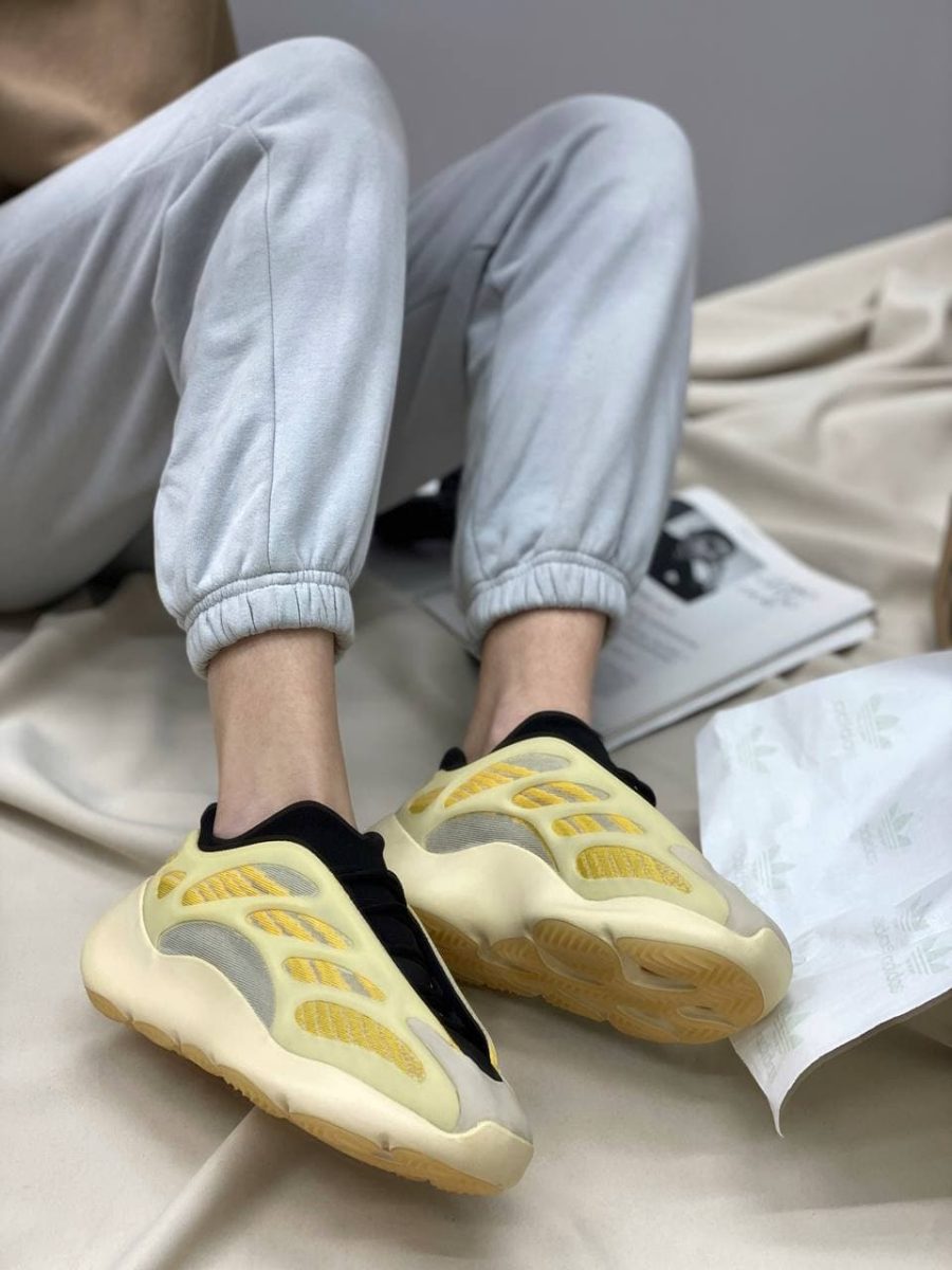 Кроссовки Adidas Yeezy Boost 700 V3 Safflower