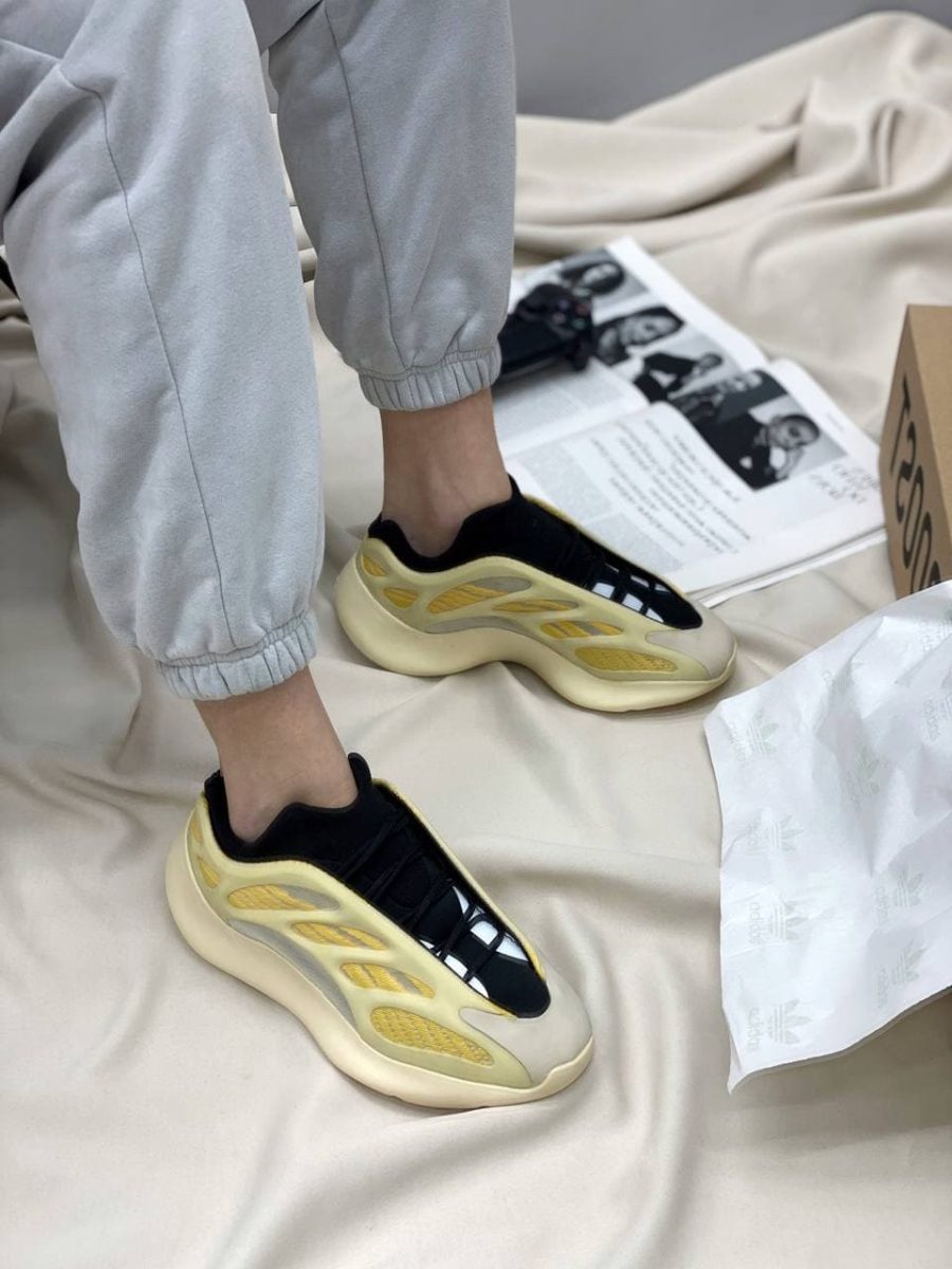 Кроссовки Adidas Yeezy Boost 700 V3 Safflower