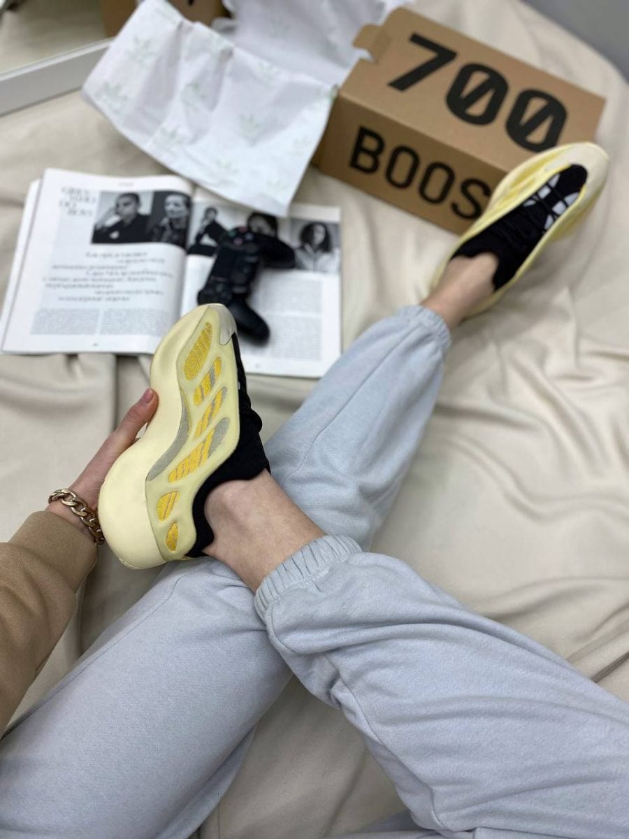 Кроссовки Adidas Yeezy Boost 700 V3 Safflower
