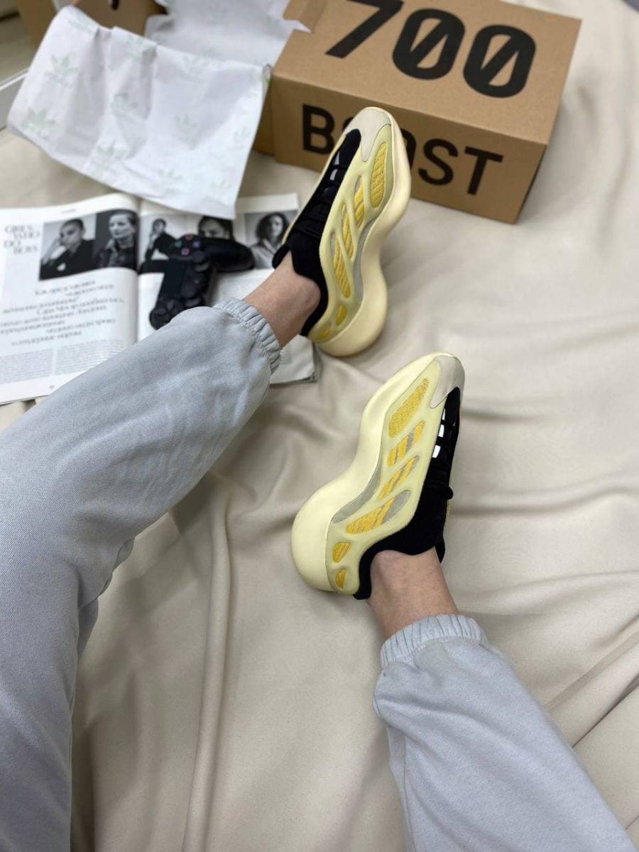 Кроссовки Adidas Yeezy Boost 700 V3 Safflower