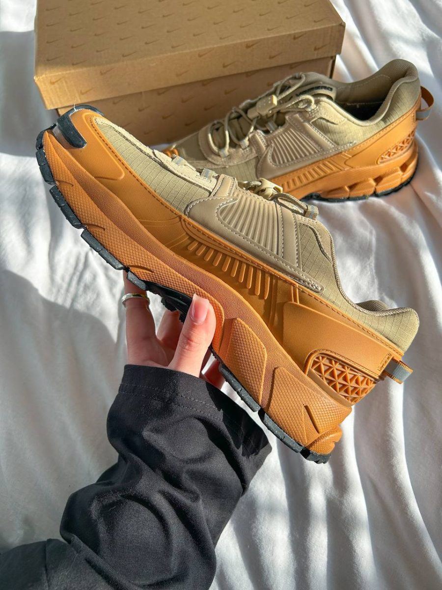 Кросівки Nike Air Zoom Vomero Roam Flax