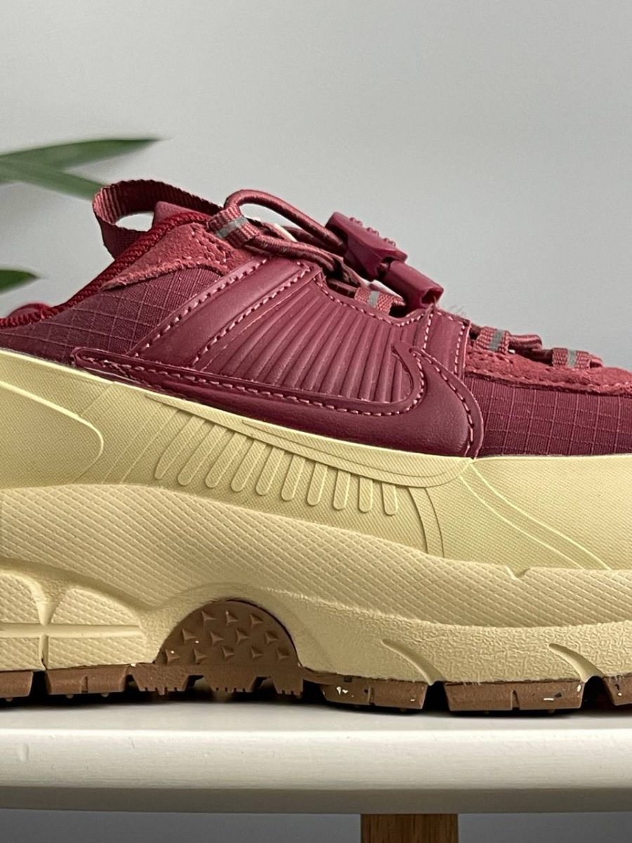 Кроссовки Nike Zoom Vomero Roam Team Red Gold